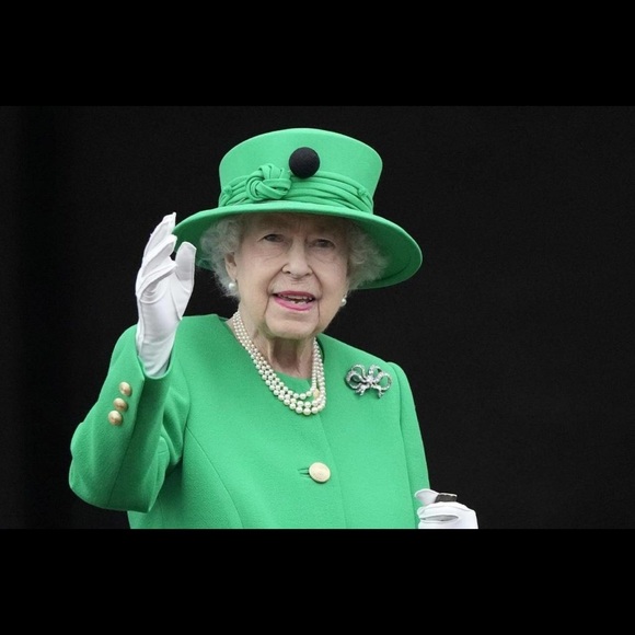 ❤️ Be a Royal or just look like one! ❤️ Celebrate the Queen’s jubilee! 👸🏻 👑 - Picture 4 of 16